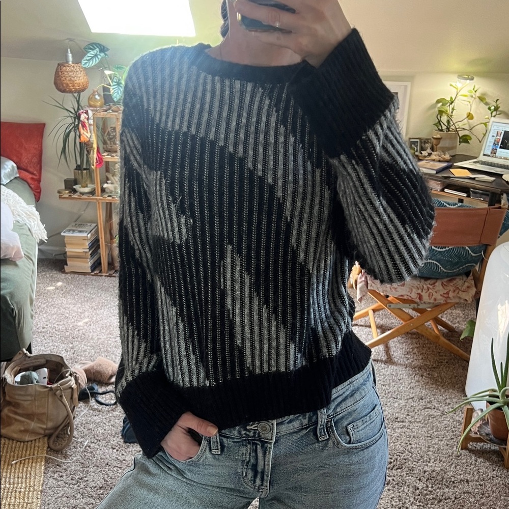 Gorgeous super soft Nine West Black Gray Textured Stripe Sweater slight crop